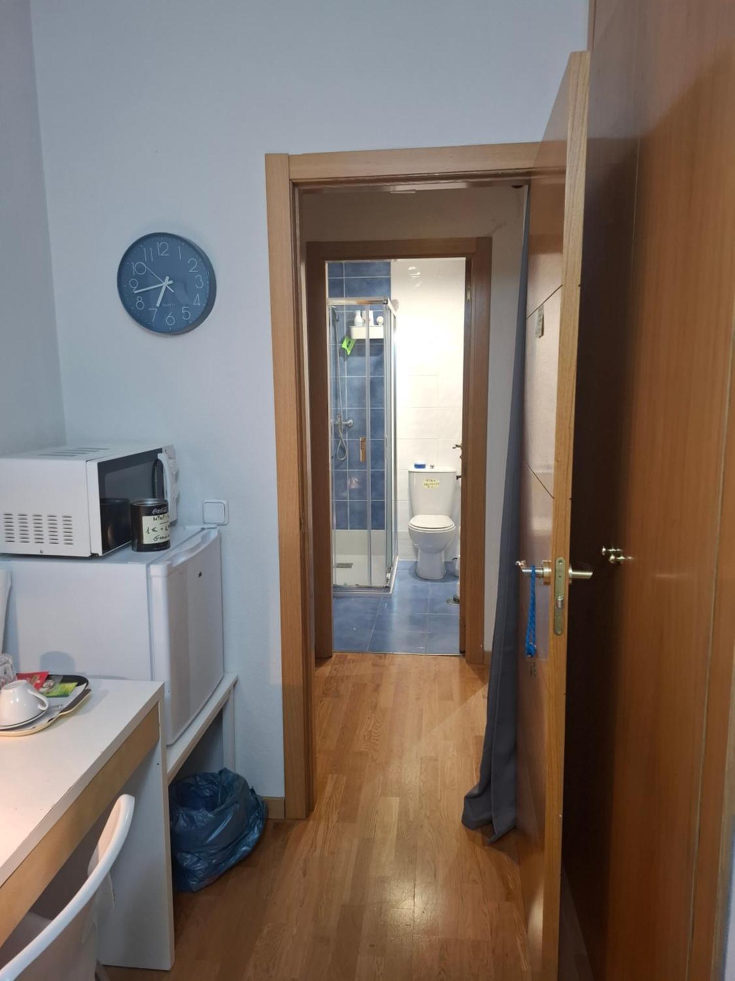 Habitaciones Individuales Wifi Tv Microondas Cerca Del Aeropuerto Madrid Habitacion Grande Wc Privado O Habitacion Pequena Wc Compartido Muy Tranquilas Bien Comunicadas Tren Metro Bus Facil Aparcamiento Сан-Себастиан-де-лос-Рейес Экстерьер фото